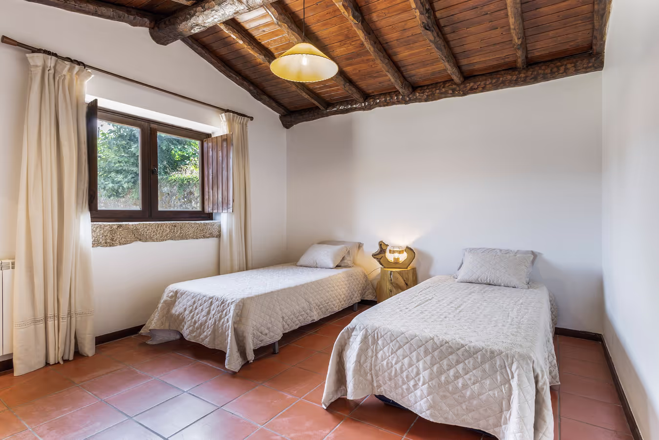 Quarto com duas camas individuais