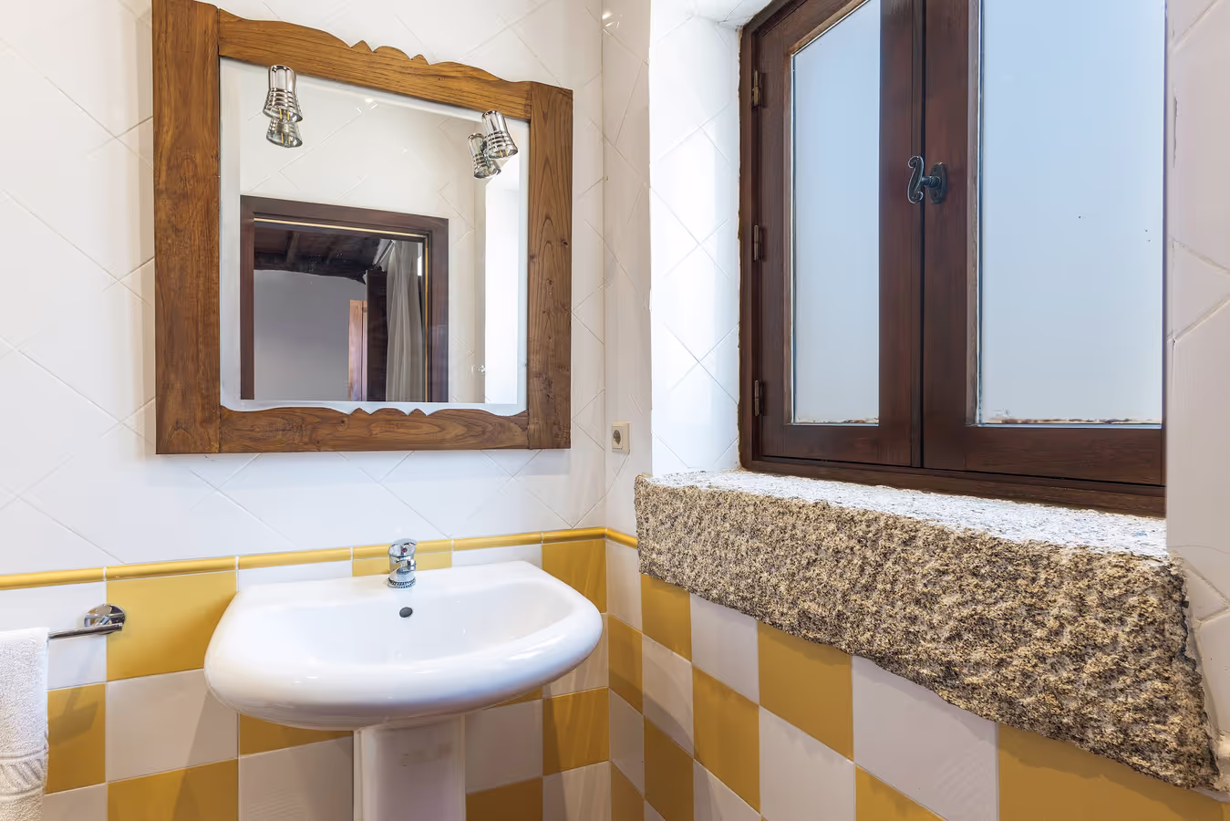 Lavatório em azulejo amarelo